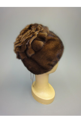 Шляпка из меха норки коричневого цвета с оригинальным верхом